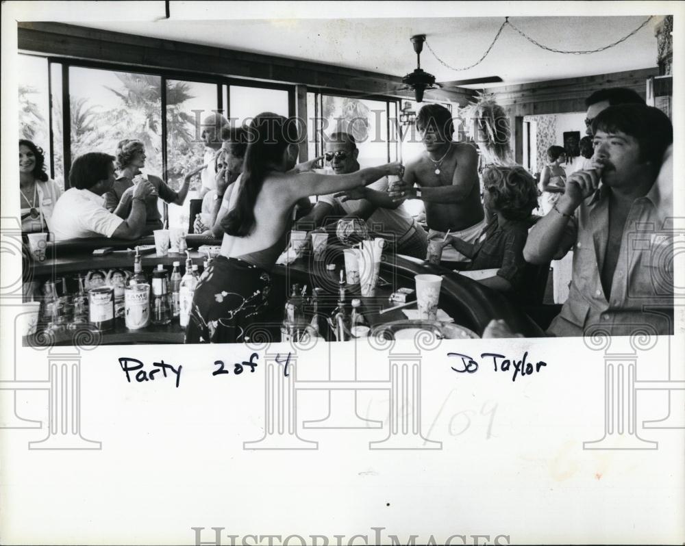 1979 Press Photo Bonnie and Red Miller at Annual Luau at their Bar - RSL98155 - Historic Images