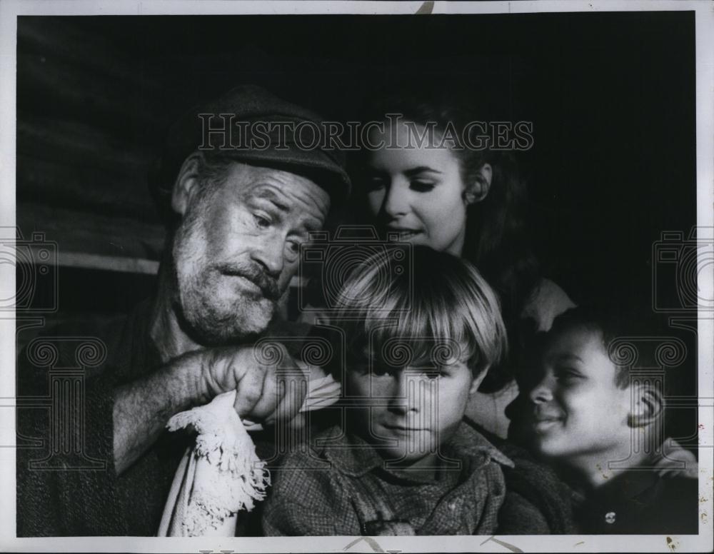 1969 Press Photo Actor Paul Brinegar and others in a film scene - RSL89009 - Historic Images