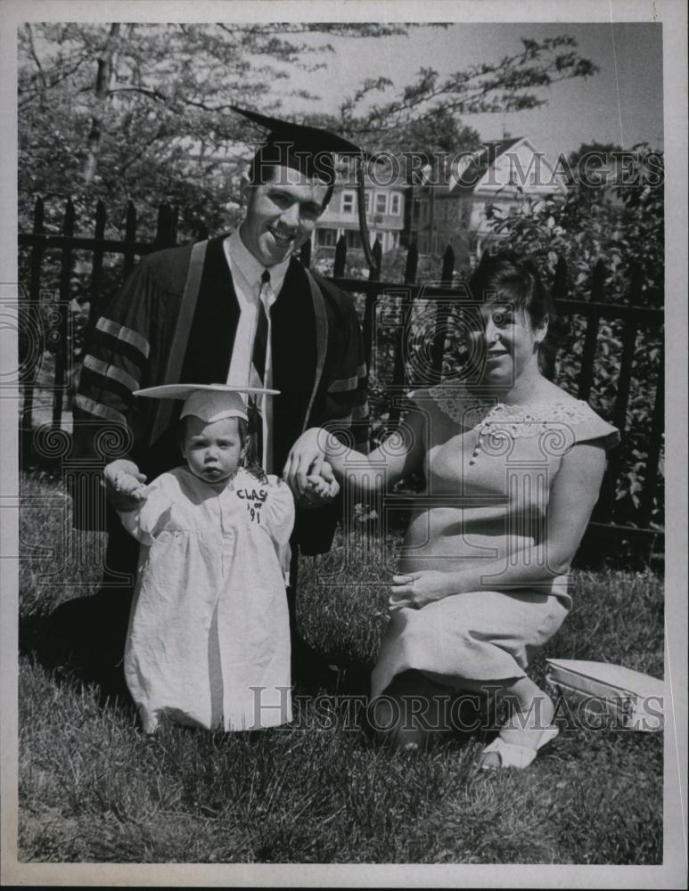 1967 Press Photo Laurence Saperstein Graduate Of Medical School &amp; Family - Historic Images