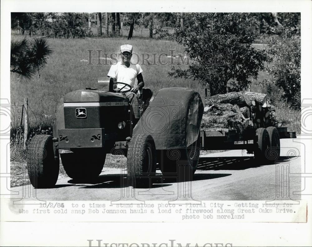 1984 Press Photo Bob Johnson Hauls Firewood, Floral City Florida - RSL68877 - Historic Images