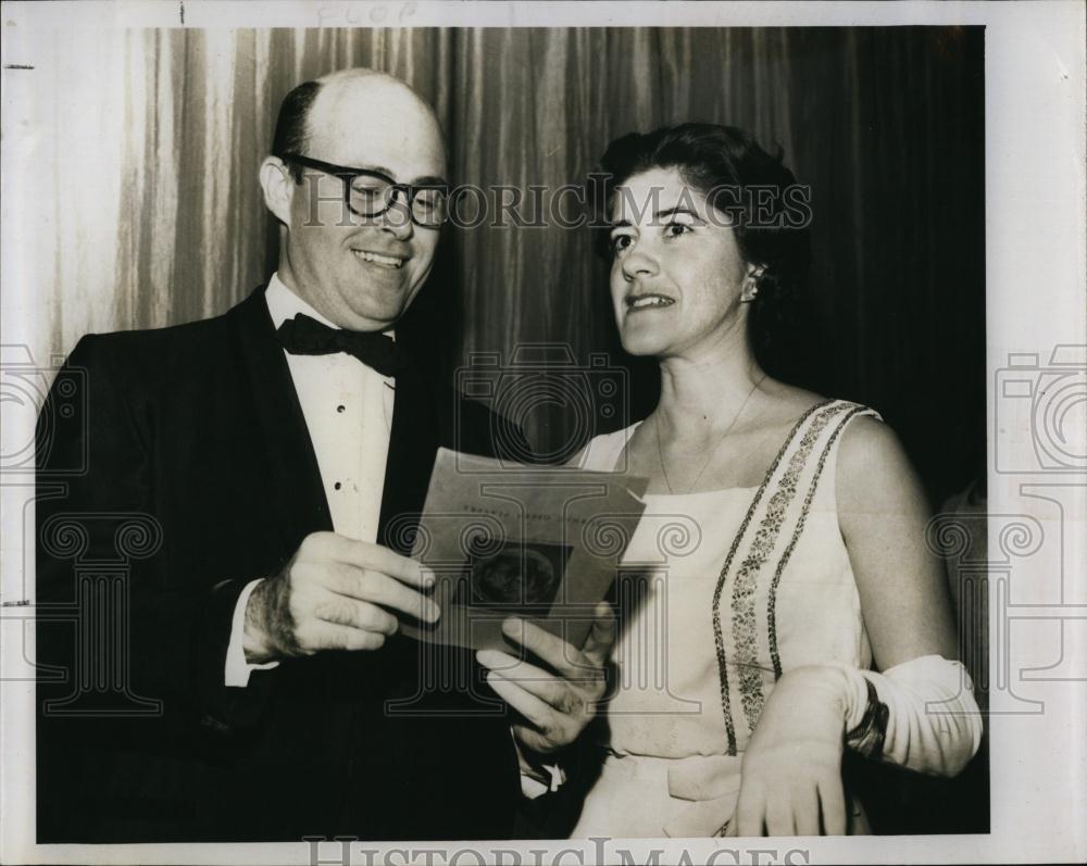 1964 Press Photo Robert Van Skike and a lady at an dinner awards dinner - Historic Images