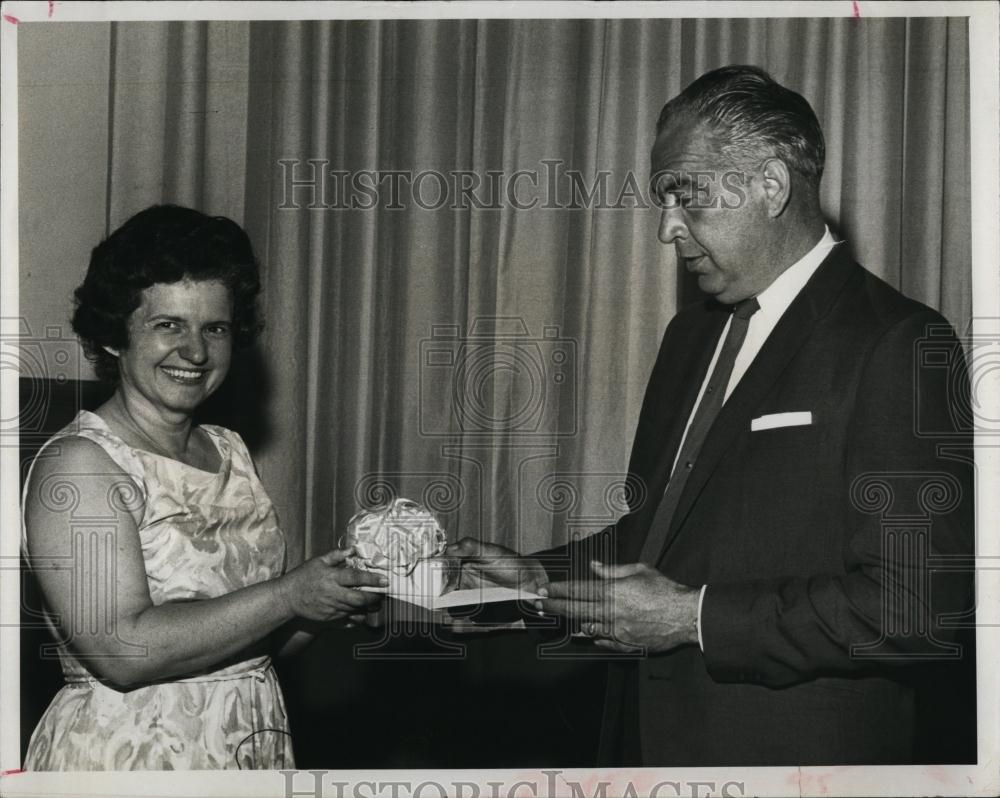 1966 Press Photo Marjorie Robertson, Police Chief Richard Wilhemy, Pinellas Park - Historic Images