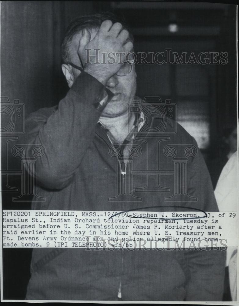 1969 Press Photo Stephen Skowron after being arraigned for bomb making - Historic Images