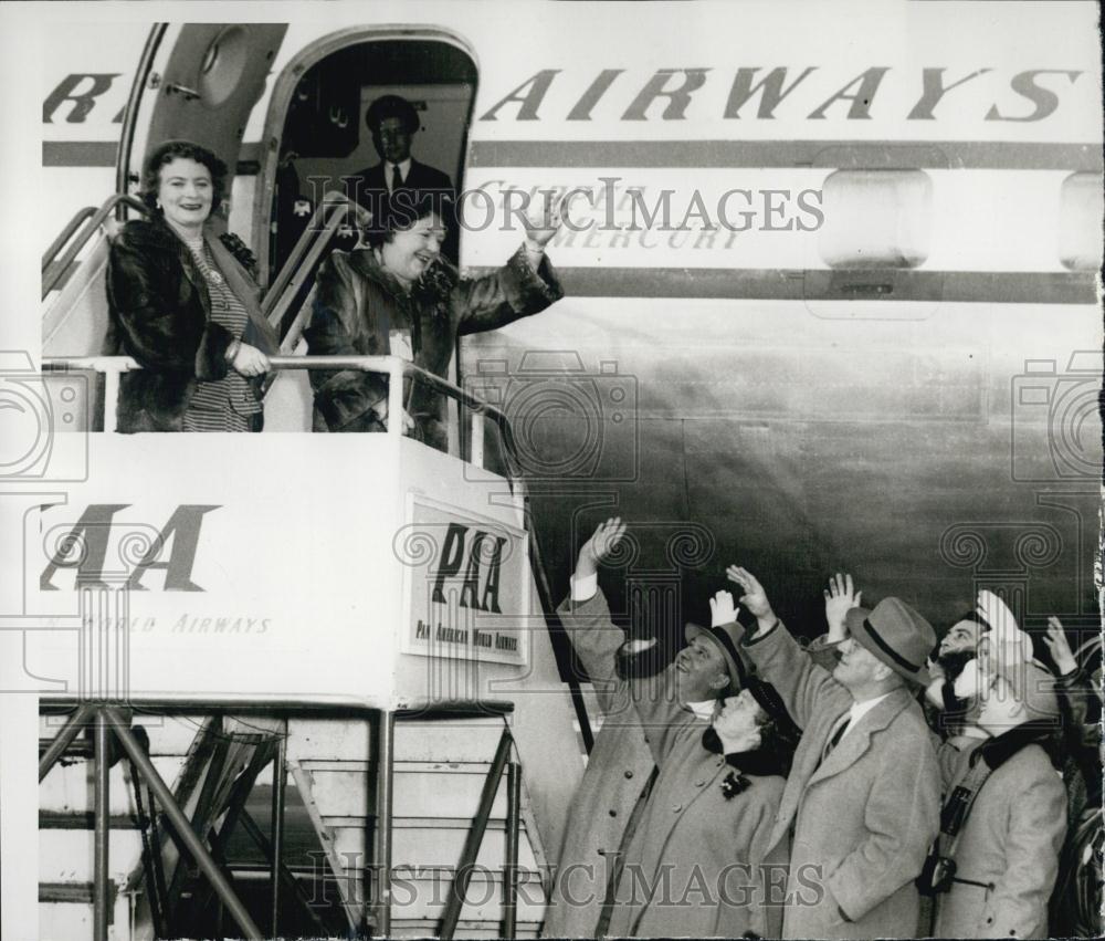 1954 Press Photo Mrs Ivy Davies &amp; Mrs Williams at Logan Airport - RSL04641 - Historic Images