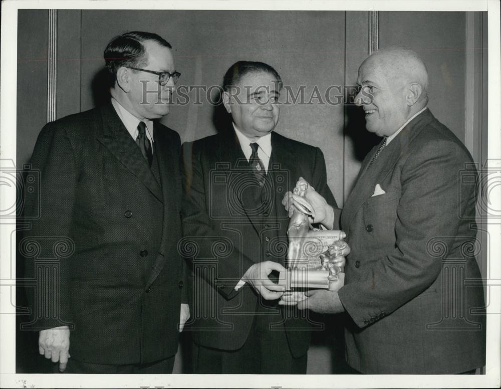 1956 Press Photo Author George Sokolsky Receives Banshees Silver Lady Award - Historic Images