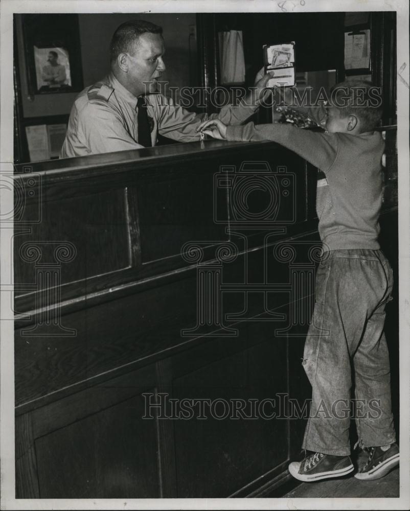 1957 Press Photo Martin O&#39;Connell Returns Lost Money To Officer At Police Dept - Historic Images