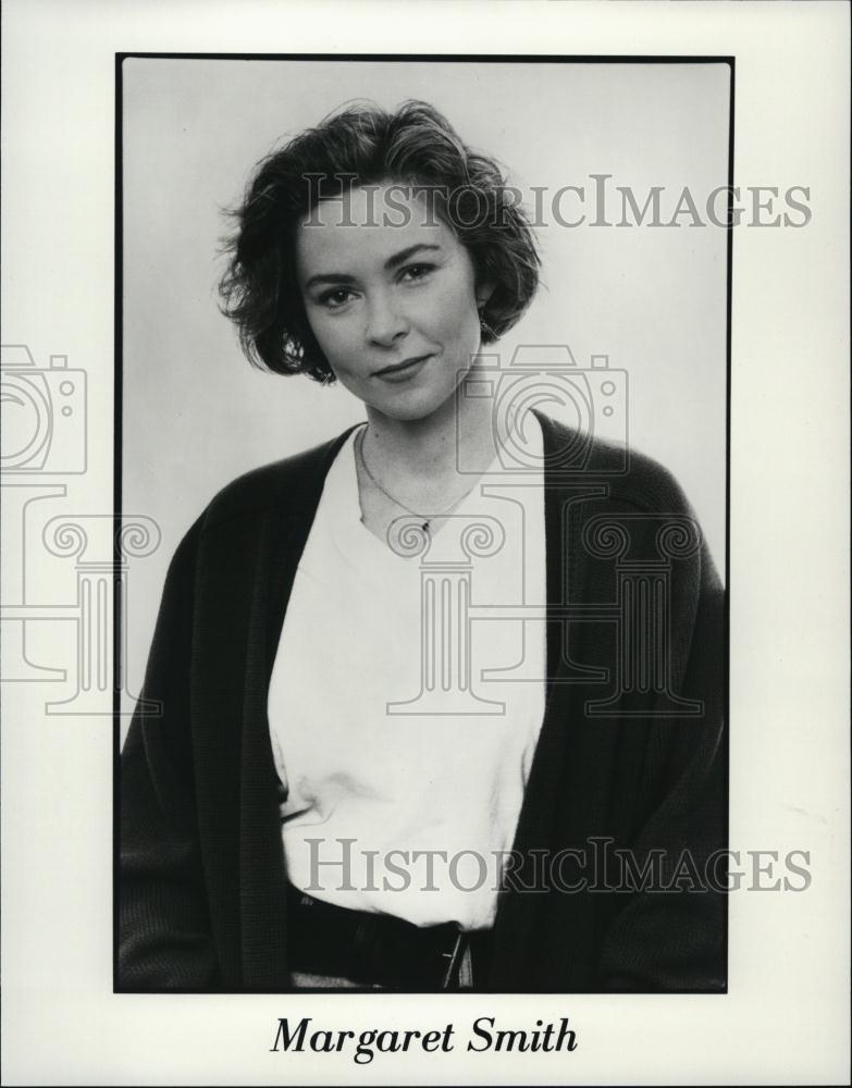 1988 Press Photo Comedian Margaret Smith posing for photo - RSL43965 - Historic Images