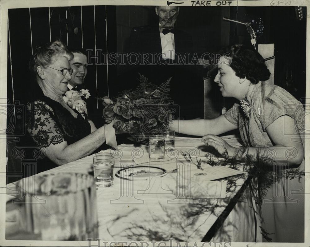 1954 Press Photo Mrs H Kelly &amp; Mrs M Watson Sr &amp; James mcNeil - RSL07107 - Historic Images