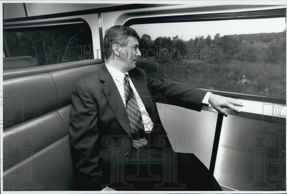 1997 Press Photo Celluci looks through window from train to Boston from Braintre - Historic Images