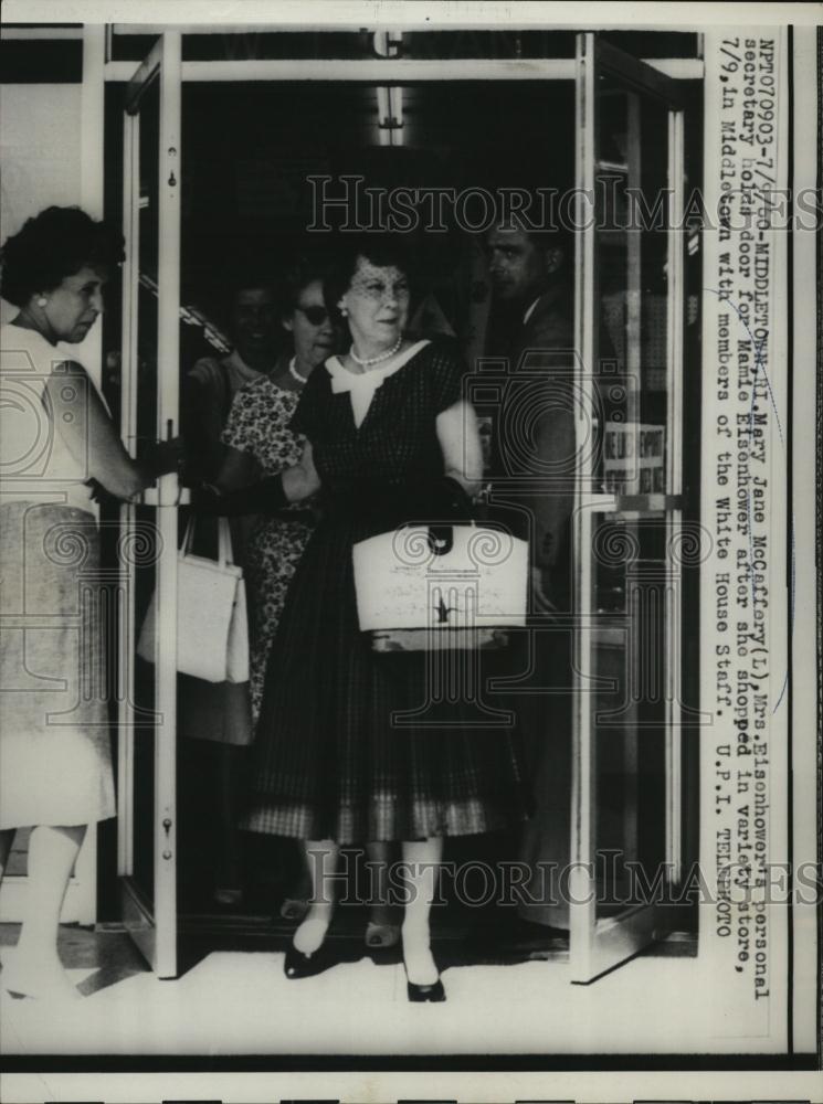 1960 Press Photo Mary Jane McCaffery &amp; Mrs Eisenhower&#39;s Personal Secretary - Historic Images