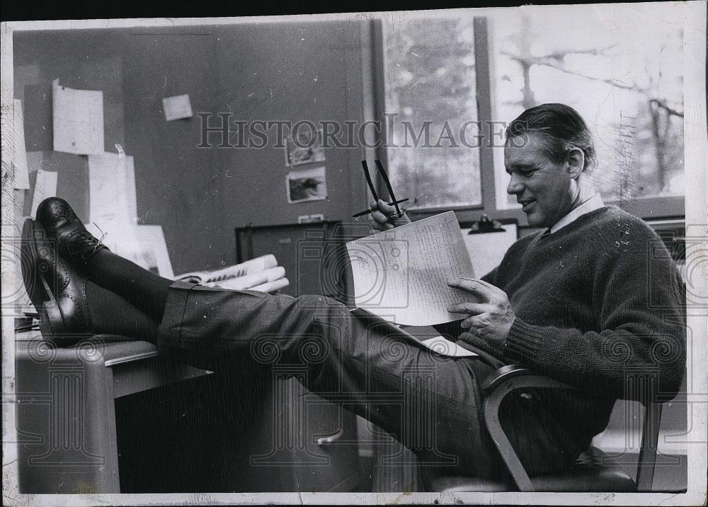 1969 Press Photo Mass Gov Francis Sargent at home - RSL90569 - Historic Images