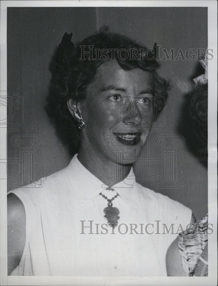 1954 Press Photo Mrs Andy Marshall Dilly in Boston - RSL79669 - Historic Images