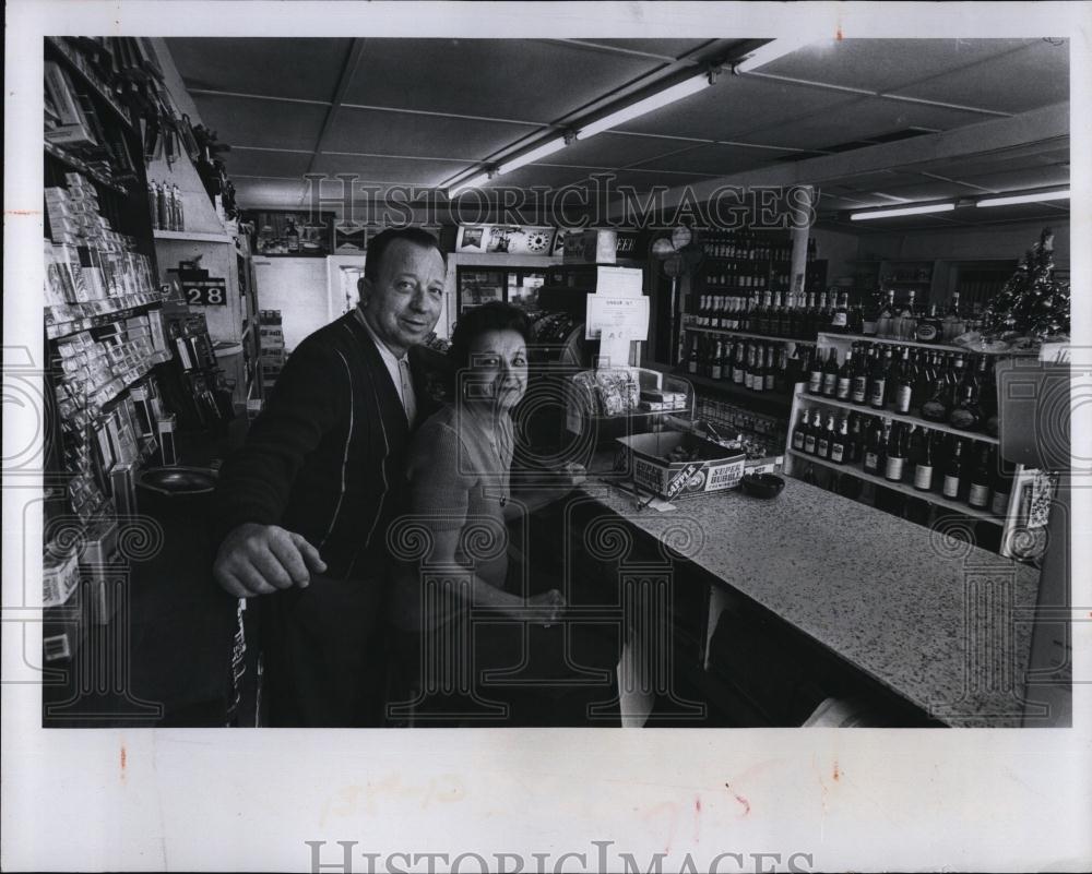 1977 Press Photo Joe and Vee Paluszek, owners of &#39;mom and pop&#39; market - Historic Images