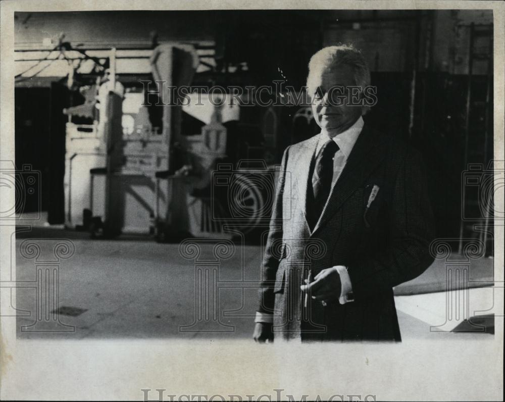 Press Photo Billy Daniels in a suit smoking a cigar in front of machinery - Historic Images