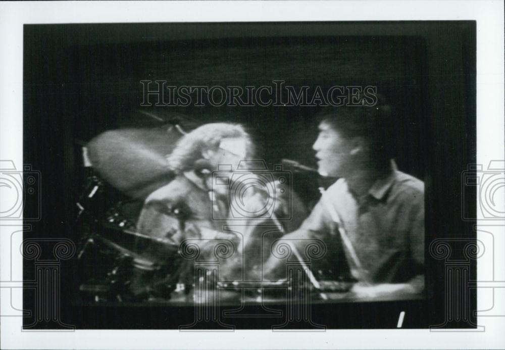 1990 Press Photo Konrad Kinard, James Lo &quot;Live Skull&quot; - RSL04067 - Historic Images