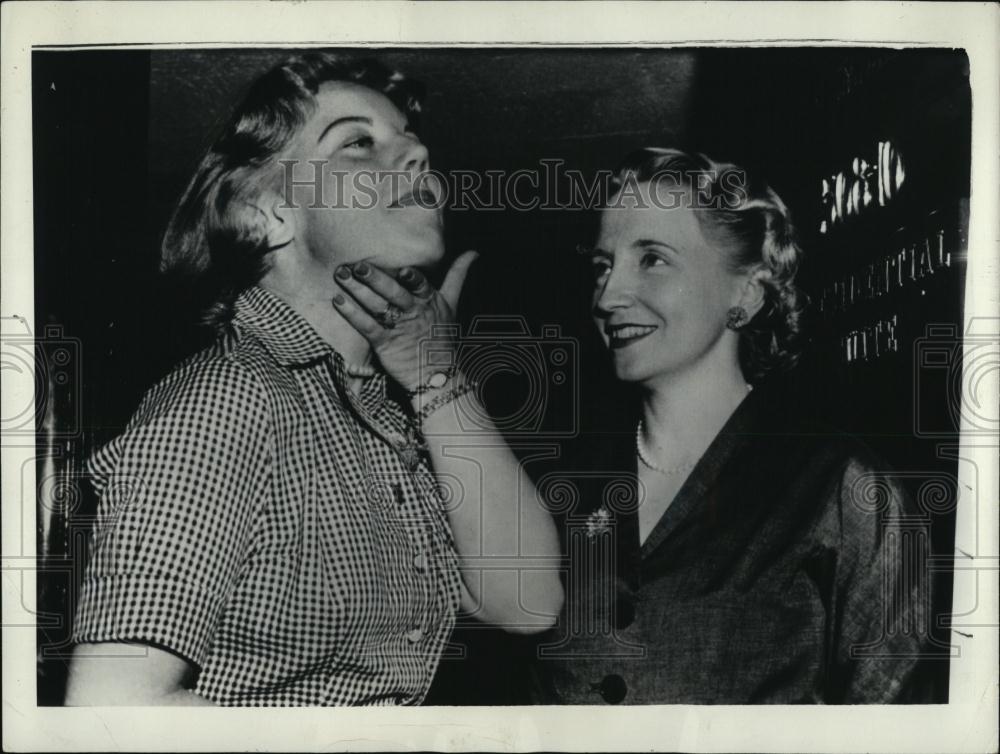 1956 Press Photo Virginia Warren Margaret Daniel Blackstone Hotel - RSL07257 - Historic Images