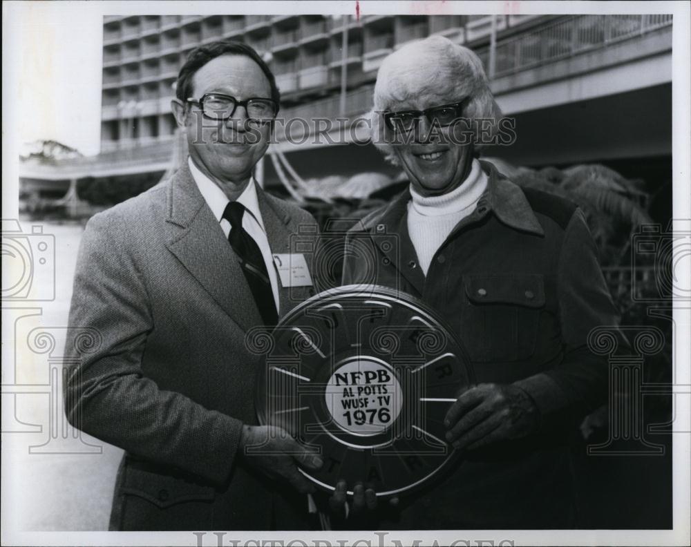 1976 Press Photo Al Potts Sarasota Super Star Film Can award Volunteer Year - Historic Images