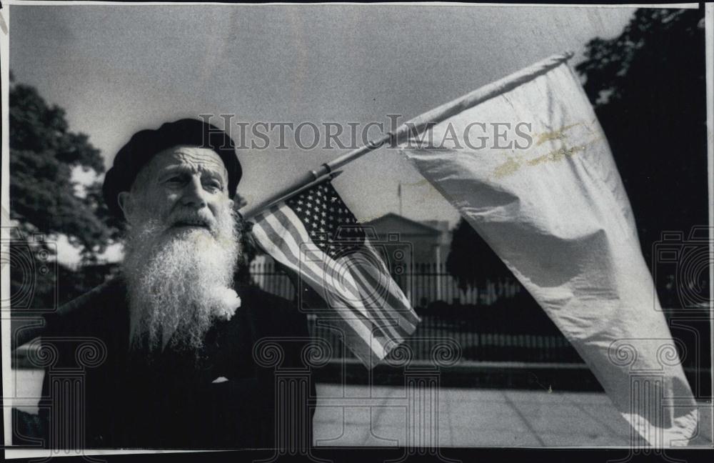 1969 Press Photo Max Dactwyker tramps in front of White House Picketing - Historic Images