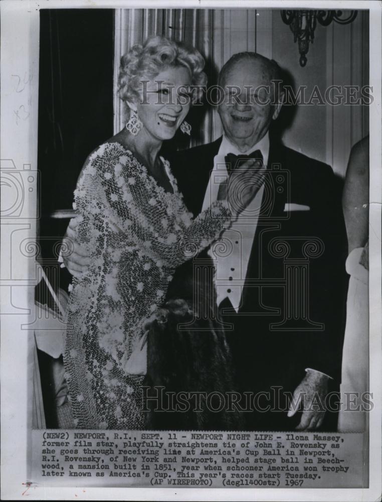 1967 Press Photo Ilona Massey Actress John Rovensky America&#39;s Cup Ball Newport - Historic Images