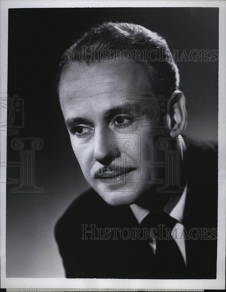 1946 Press Photo Paul McGrath hosts CBS&#39;s radio mystery program &quot;Inner Sanctum&quot; - Historic Images