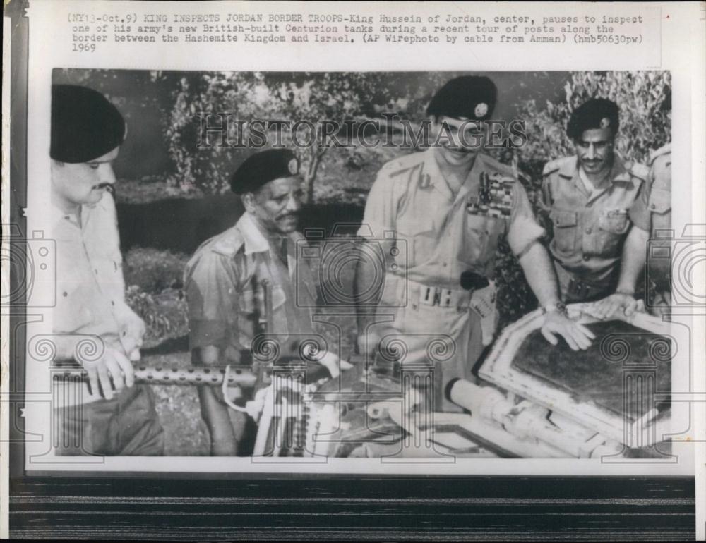 1969 Press Photo King Hussein of Jordan , &amp; troops with a Centurion tank - Historic Images