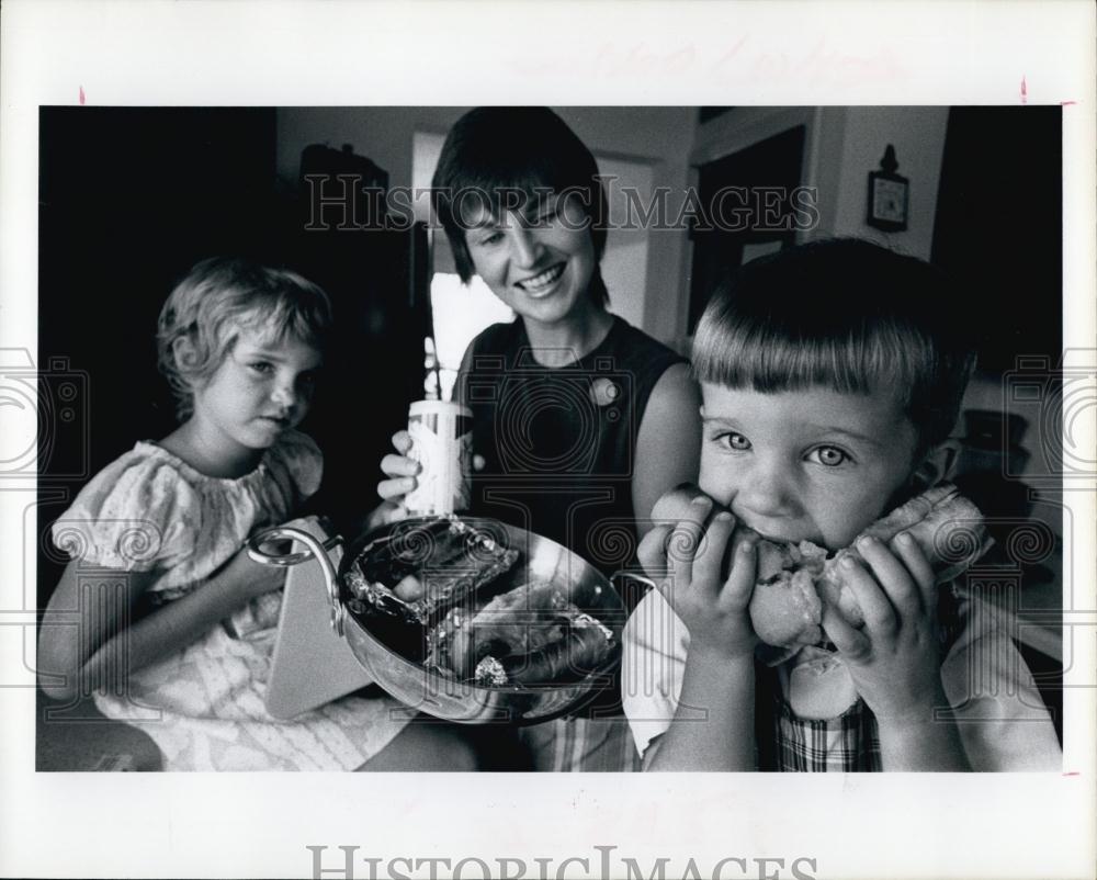 1972 Press Photo Mrs Donald Miller Making Beer - RSL69951 - Historic Images