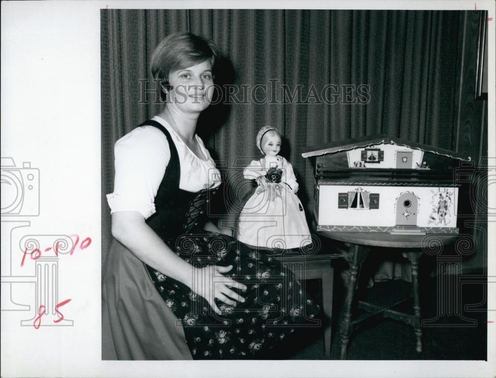 1968 Press Photo Mrs Edward Thomas display house Bavarian Home - RSL67797 - Historic Images