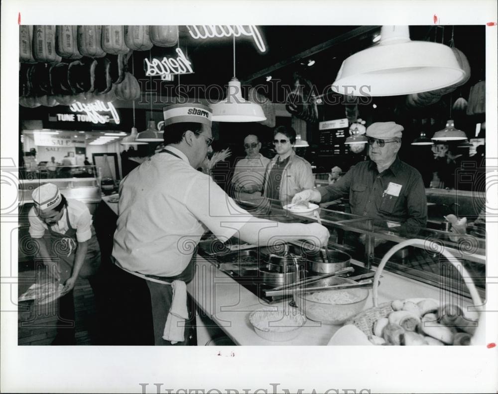 1986 Press Photo Tony Bowman at Sbarro restaurant in Gulf View mall in Fla - Historic Images