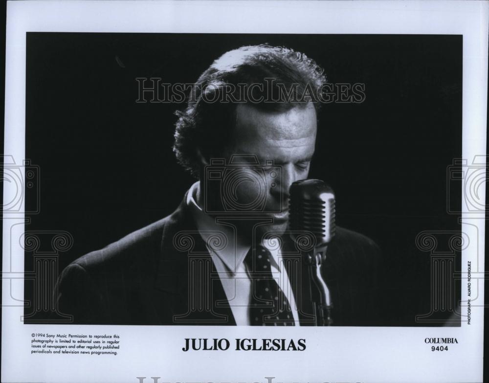 1994 Press Photo Singer Performer Julio Iglasias - RSL86767 - Historic Images