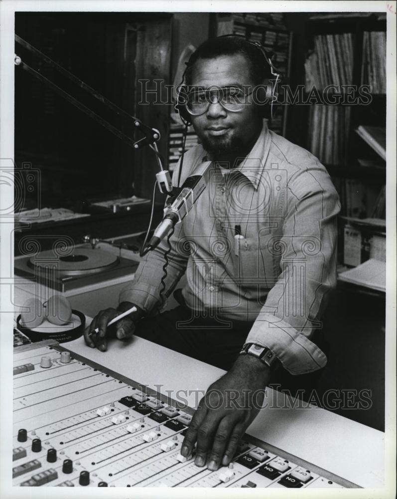 1986 Press Photo Radio Station Host Franz Minuti On BC College Grounds - Historic Images