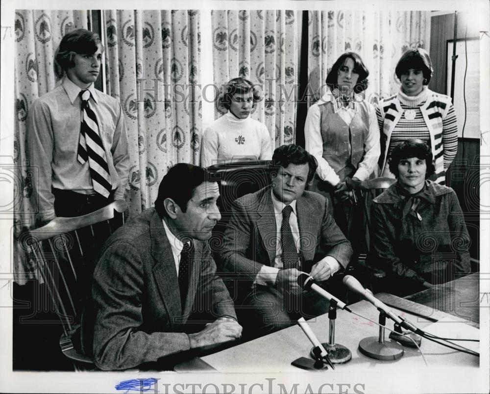 1977 Press Photo David Mazzone With Sen Ted Kennedy in Meeting With Family - Historic Images