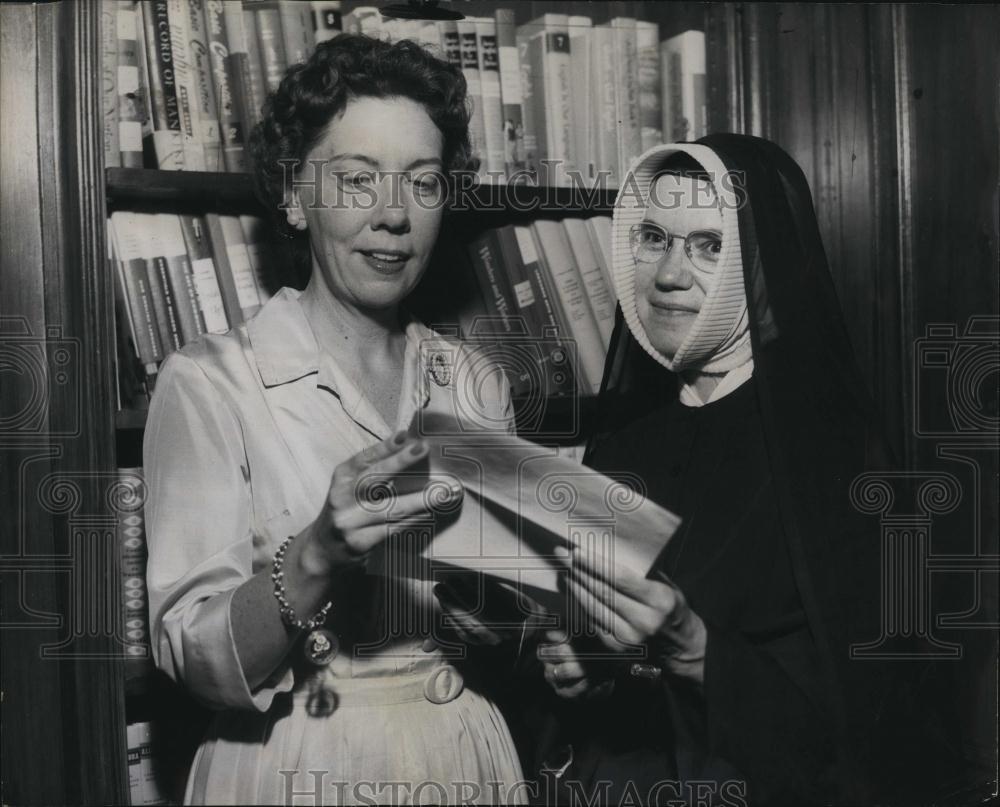 1962 Press Photo Dr J Patricia Marsh & Mother G Husson at Newton College,Mass - Historic Images