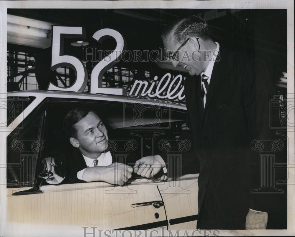 1964 Press Photo Gov Peabody and Detroit GM of Chevrolet Semon Knudsen - Historic Images