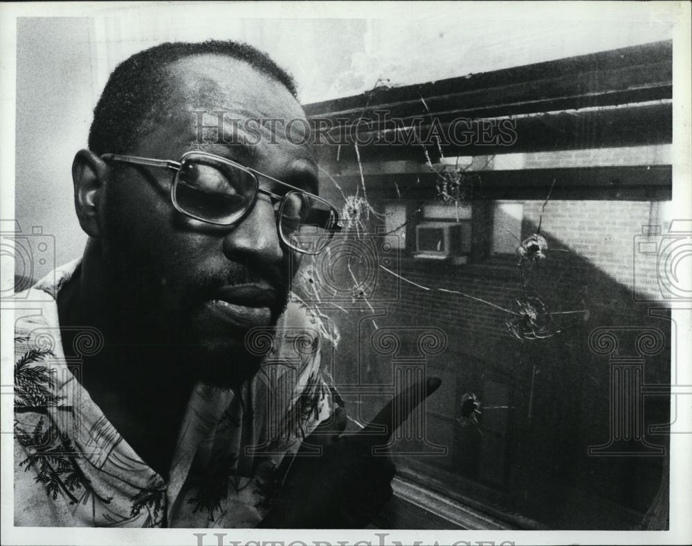 1988 Press Photo Nathaniel Askia Executive director of FIRST Inc points at - Historic Images