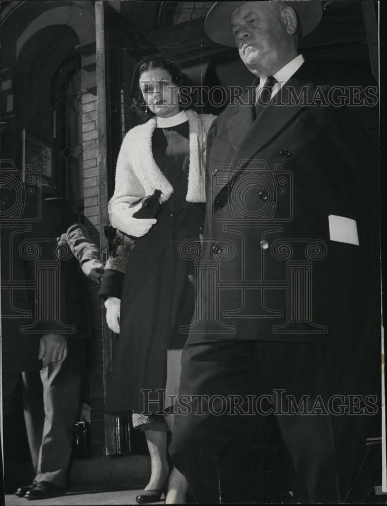 1954 Press Photo Murder Suspect Lorraine Eaton Clark Leaving Essex County Court - Historic Images