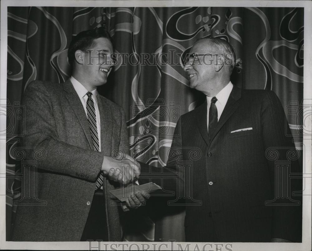 1958 Press Photo Robert W Rose & MD Madora of Chevreloet - RSL89095 - Historic Images