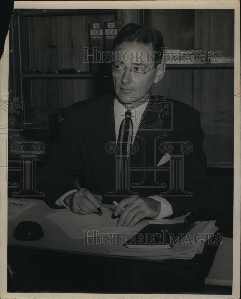 Press Photo Robert C Trier Naples Beach Club Hotel in Office - RSL95089 - Historic Images