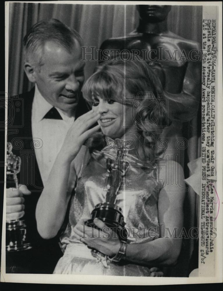 1966 Press Photo Lee Marvin and Julie Christie win Oscars at 36th Academy Awards - Historic Images