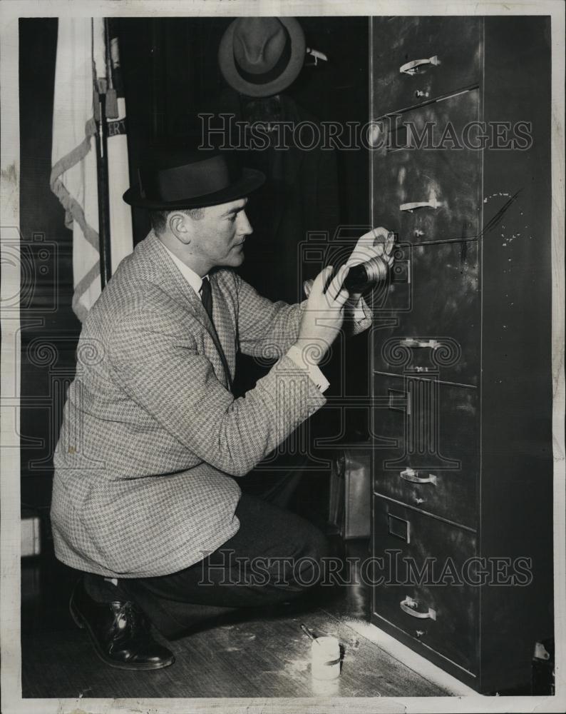 1960 Press Photo Breaking and entering corrections office State Trooper Edward - Historic Images