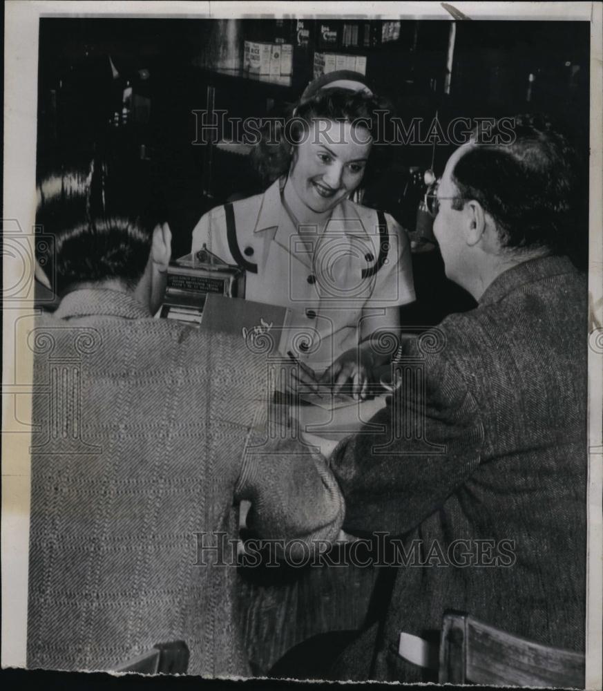 1949 Press Photo Betty Ferreri after being acquitted returned to her old job - Historic Images