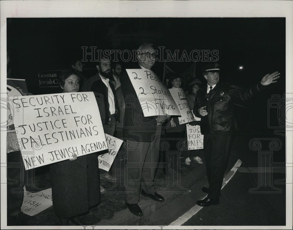 1991 Press Photo Newton Police Officer Pro-Isreal Demonstrators - RSL40155 - Historic Images