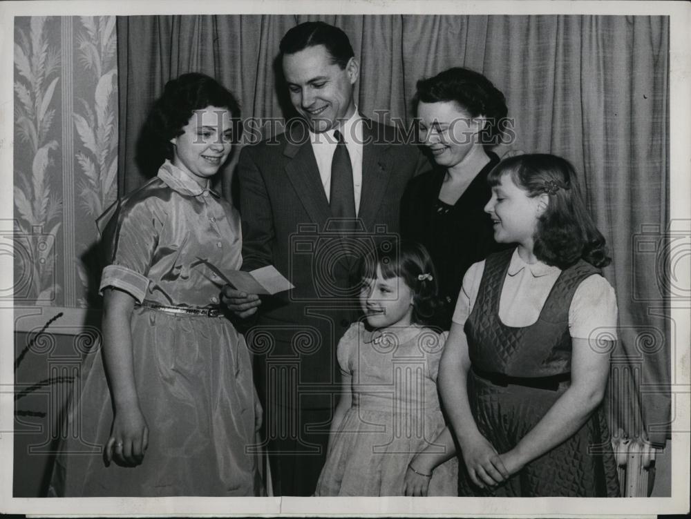 1954 Press Photo Rep Harold Putnam and family celebrate his passing of the Bar - Historic Images