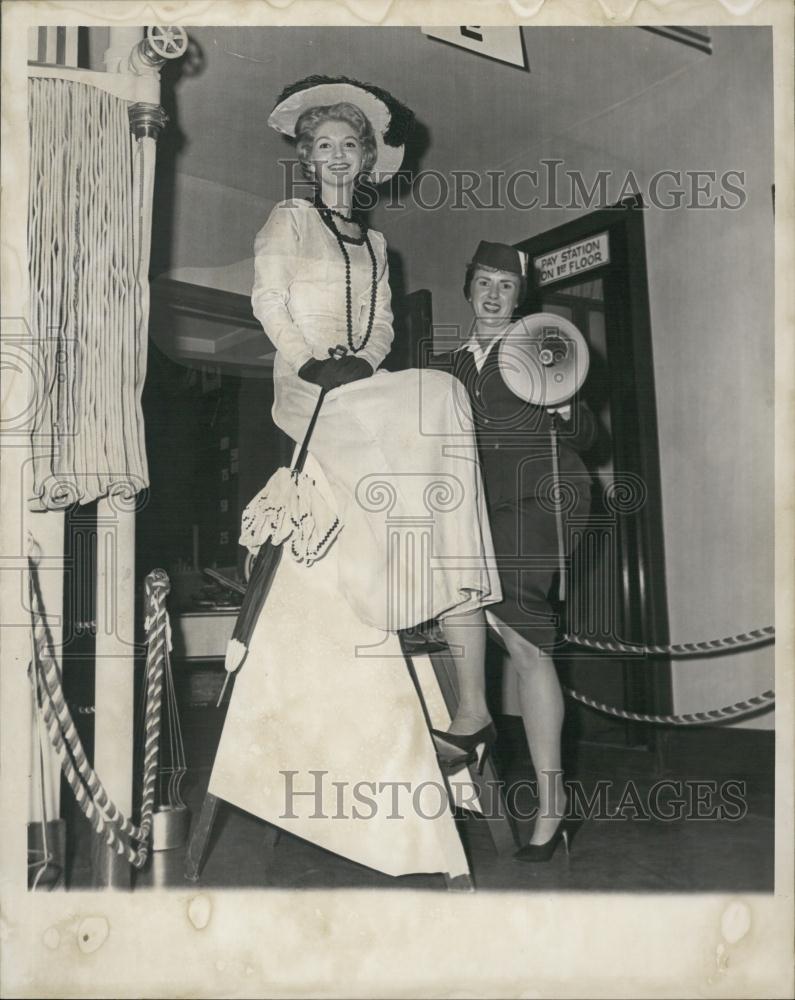 1961 Press Photo Edyth Walton & Christine Pathy At Fundraiser - RSL01071 - Historic Images