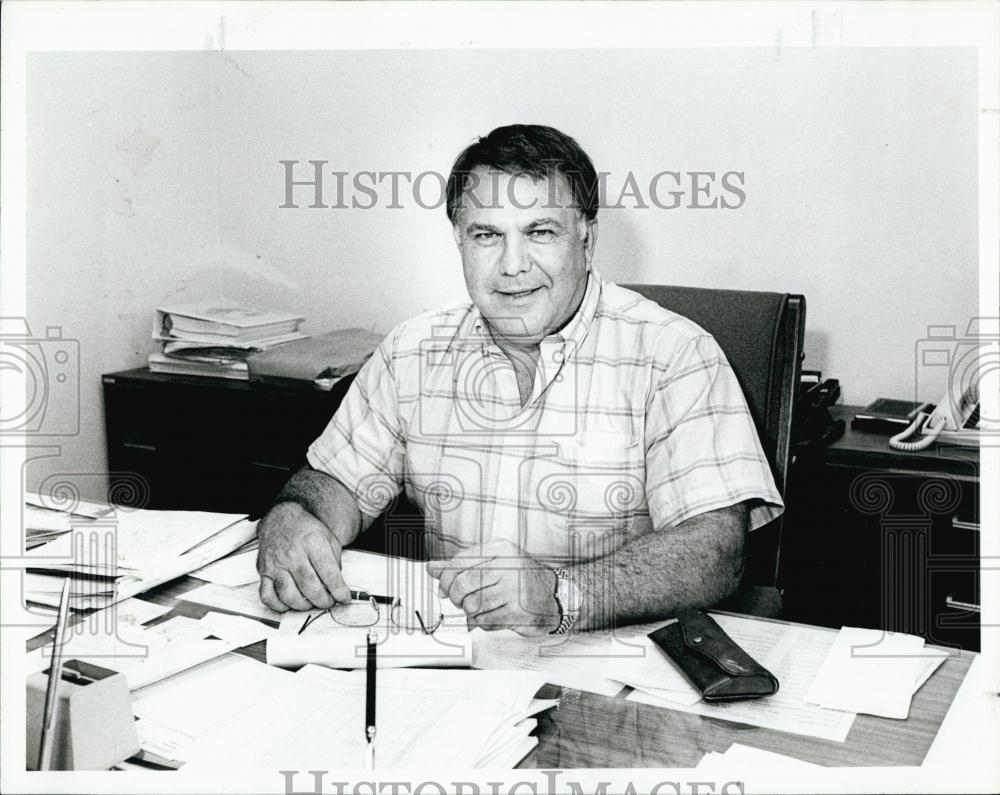 1986 Press Photo Dunnelion school principal Leo Rogers at a conference - Historic Images