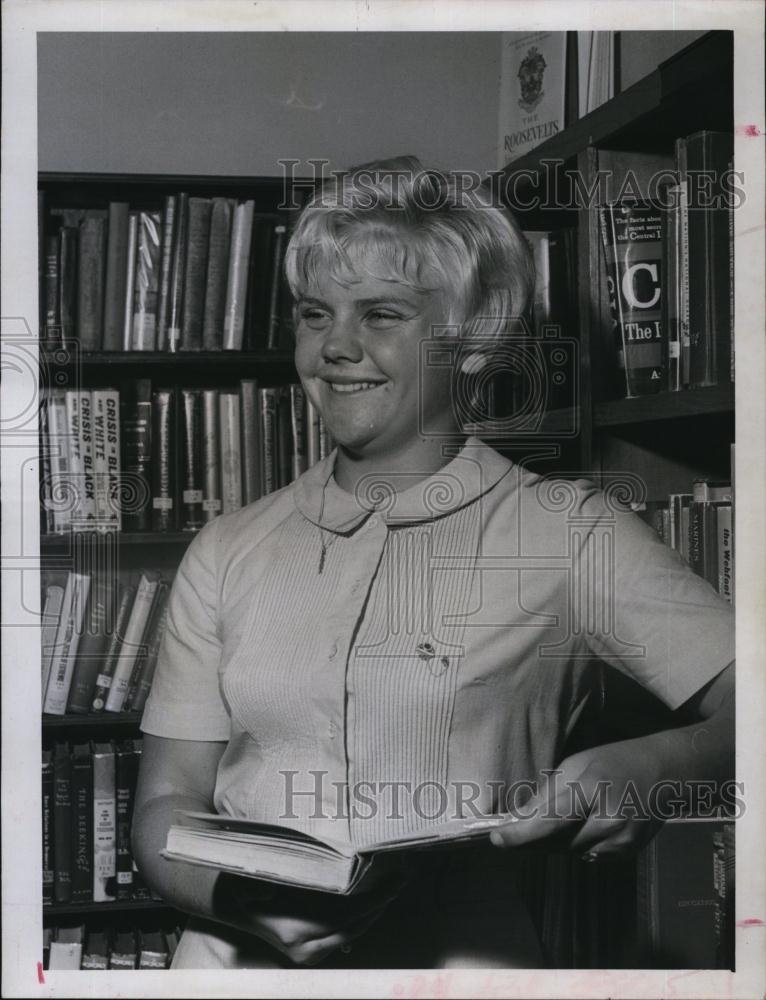 1966 Press Photo Helen Zeller, syudent &amp; swimmer at U of Florida - RSL91395 - Historic Images