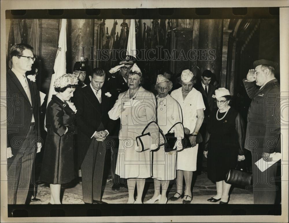 1966 Press Photo Gov John Volpe and Gold Star Mothers honor troops in Vietnam - Historic Images