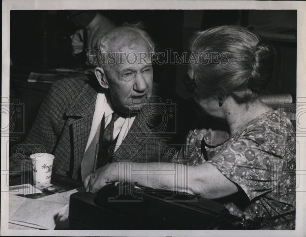 1967 Press Photo Lewis W Knowles in Record American offices - RSL86319 - Historic Images