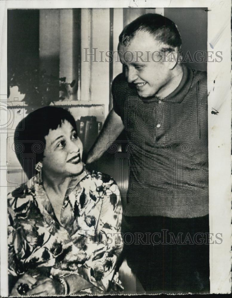 1958 Press Photo Heir Craig Dahlberg reunited with mother MrsGilda Dahlberg - Historic Images