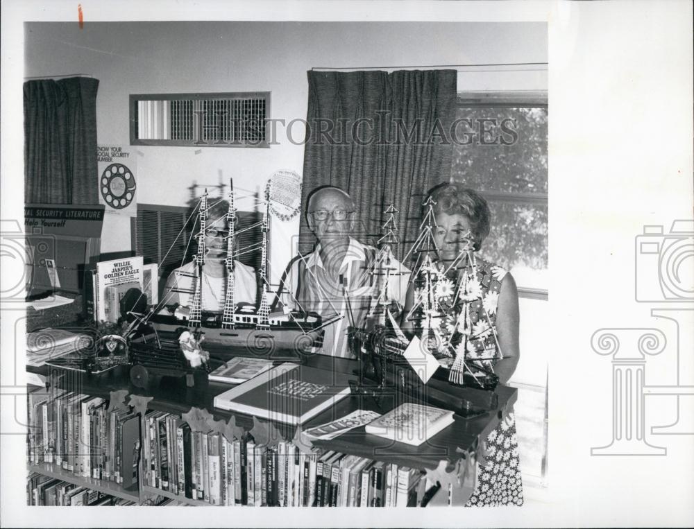 1976 Press Photo Librarian Helen Martin, Herman Weick &amp; Betty Fishman - Historic Images