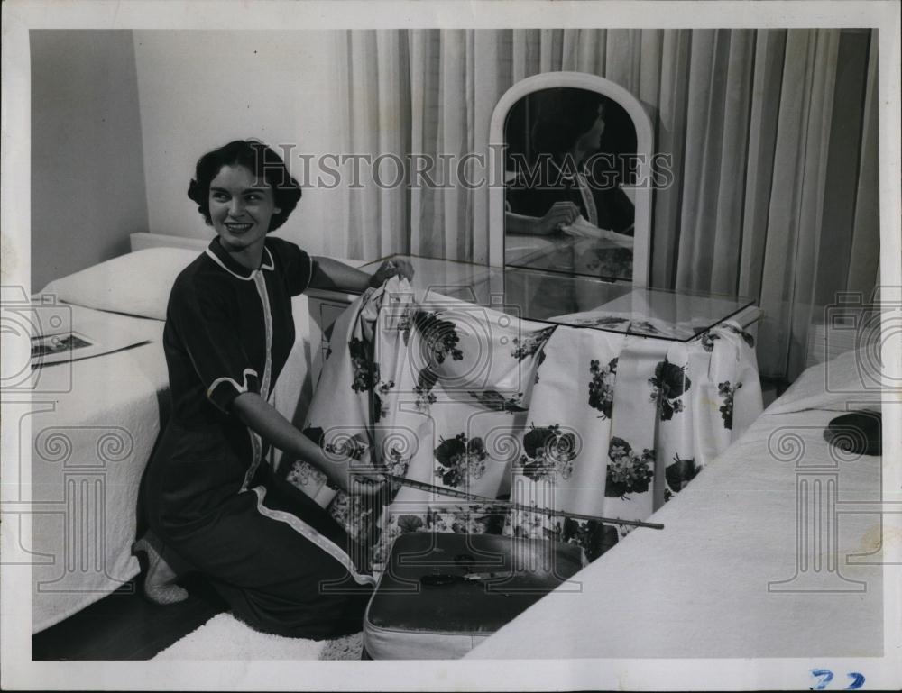 1964 Press Photo Jane Walker in bedroom she designed - RSL98007 - Historic Images